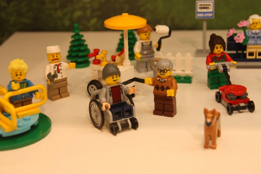 Lego, prodotto il primo personaggio su sedia a rotelle
