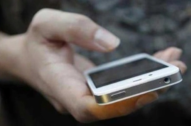 Lo smartphone fa male al pollice, lo spiega una ricerca