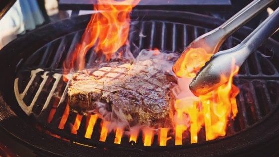 Barbecue: come arrostire la carne senza rischi per la salute